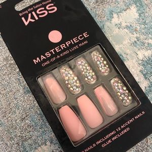 False nails glittery set.